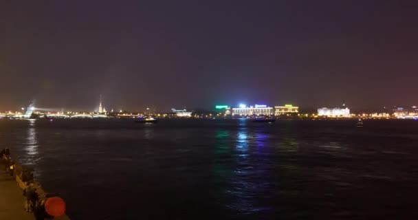 Rusia, San Petersburgo, 16 de julio de 2016: Time-lapse of return the Cruiser the Aurora to the place of eternal parking at the Nakhimov Naval sea School after the reconstruction, a lot of observing people — Vídeo de stock