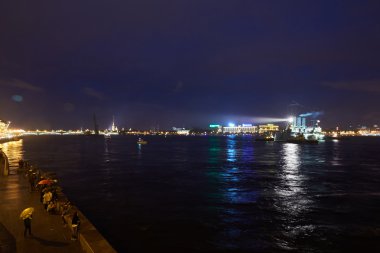 Rusya, Sankt-Petersburg, 16 Temmuz 2016: rekonstrüksiyondan sonra Nakhimov Naval Sea School 'da ebedi Park yeri olan Aurora cruiser 'ı geri döndür, bir çok insan gözlemleme