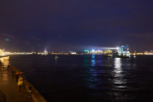 Russia, Saint-Petersburg, 16 July 2016: Return the Cruiser the Aurora to the place of eternal parking at the Nakhimov Naval sea School after the reconstruction, a lot of observing people — Stock Photo, Image