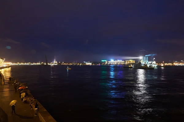 Russia, Saint-Petersburg, 16 July 2016: Return the Cruiser the Aurora to the place of eternal parking at the Nakhimov Naval sea School after the reconstruction, a lot of observing people — Stock Photo, Image