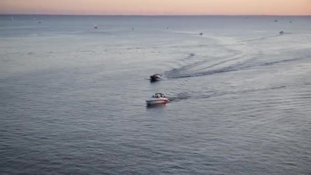 Rusia, San Petersburgo, 01 de septiembre de 2020: Dos pequeñas lanchas a motor flotan en la zona acuática del Golfo de Finlandia al atardecer — Vídeos de Stock