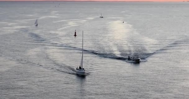 Russland, St.Petersburg, 01. September 2020: Kleine Segel- und Motorboote schwimmen bei Sonnenuntergang auf dem Wassergebiet des Finnischen Meerbusens — Stockvideo