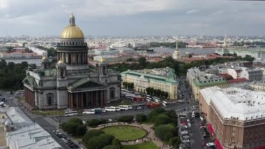 St. Isaacs Katedrali 'nin klibi, güneşli bir havada şehrin manzarası, müze inzivası, Palace Square, Neva nehri, Peter ve Paul Kalesi, altın kubbeler.
