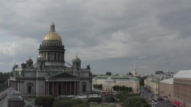 St. Isaacs Katedrali 'nin klibi, güneşli bir havada şehrin manzarası, müze inzivası, Palace Square, Neva nehri, Peter ve Paul Kalesi, altın kubbeler.