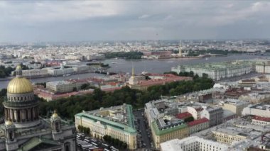 St. Isaacs Katedrali 'nin klibi, güneşli bir havada şehrin manzarası, müze inzivası, Palace Square, Neva nehri, Peter ve Paul Kalesi, altın kubbeler.