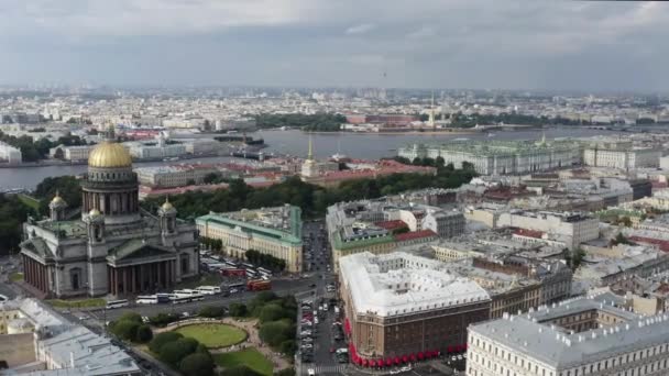 Aero video filmación de la Catedral de San Isaacs y la plaza, panorama de la ciudad en un clima soleado, el museo Ermita, Plaza del Palacio, el río Neva, Pedro y Pablo Fortaleza, cúpulas de oro — Vídeos de Stock