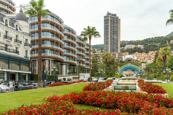 Mónaco, Montecarlo, 09 de julio de 2019: Fachada del nuevo barrio residencial de One, magníficos apartamentos, una zona de pie con un gran número de magníficas tiendas y restaurantes de marca, lugar Casino, lujo — Foto de Stock