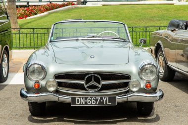 Monaco, Monte-Carlo, 09 Temmuz 2019: Retro araba Cabriolet Mercedes-Benz 300 SL, Rare car, Collection car, Casino, Monte-Carlo, Cafe Paris, lüks arabaların park yeri
