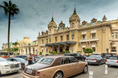 Monaco, Monte-Carlo, 09 Temmuz 2019: Kumarhane, Kumarhane, Monte-Carlo, Casino Royal, turist, pahalı arabalar, cephe binası, milyarderler, güneşli bir gün, kafe Paris, lüks arabaların park yeri, 