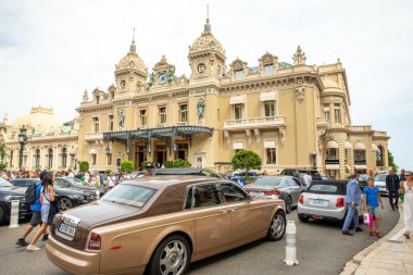 Monaco, Monte-Carlo, 09 Temmuz 2019: Kumarhane, Kumarhane, Monte-Carlo, Casino Royal, turist, pahalı arabalar, cephe binası, milyarderler, güneşli bir gün, kafe Paris, lüks arabaların park yeri, 