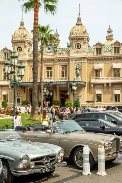 Monaco, Monte-Carlo, 09 july 2019: 장소 카지노 몬테 카를로, 카지노 로얄, 관광객, 비싼 차, 정면 건물, 억만장자, 맑은 날 카페, 고급 승용차 주차, — 스톡 사진