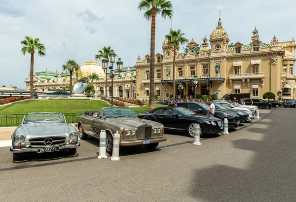 Monaco, Monte-Carlo, 09 july 2019: 장소 카지노 몬테 카를로, 카지노 로얄, 관광객, 비싼 차, 정면 건물, 억만장자, 맑은 날 카페, 고급 승용차 주차, — 스톡 사진