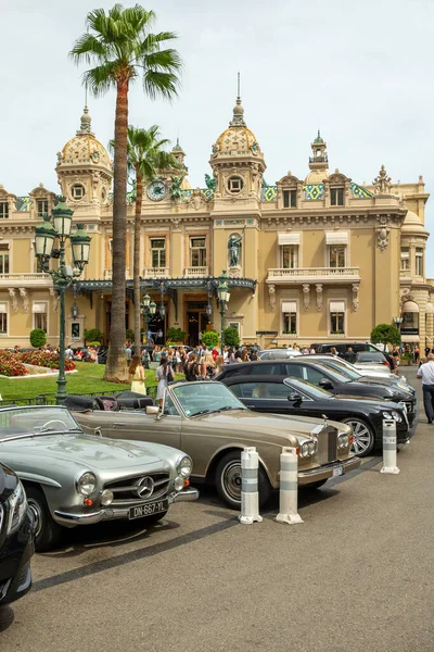 Monaco, Monte-Carlo, 09 july 2019: 장소 카지노 몬테 카를로, 카지노 로얄, 관광객, 비싼 차, 정면 건물, 억만장자, 맑은 날 카페, 고급 승용차 주차, — 스톡 사진