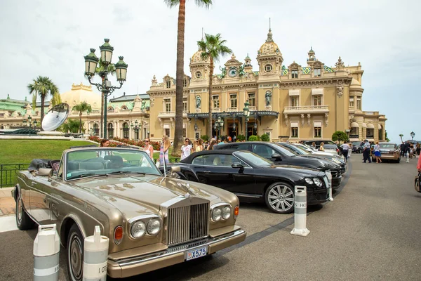 Mónaco, Monte Carlo, 09 julio 2019: El lugar Casino, casino Monte Carlo, casino Royal, un turista, coches caros, edificio de fachada, multimillonarios, día soleado, café París, estacionamiento de coches de lujo, — Foto de Stock