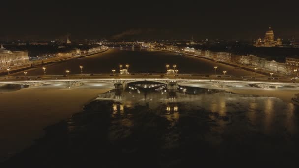 Filmagem aérea da cidade noturna de inverno, Ponte Blagoveshchensky, a ponte do tenente Schmidt, um panorama imóvel noturno, Catedral de St. Isaacs, Ponte do Palácio, a Fortaleza de Peter e Paul — Vídeo de Stock