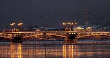 Saint-Petersburg, Blagoveshchensky Köprüsü 'nün panoramik görüntüleri, Teğmen Schmidt' in köprüsü, hareketsiz bir panorama, bir sürü kuş, deniz kuvvetleri binası.