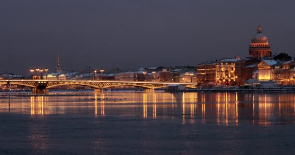 冬夜圣彼得堡、布拉戈夫斯基桥、施密特中尉的桥、一夜静止不动的全景、圣伊萨克斯大教堂、皇宫桥的全景镜头 — 图库视频影像
