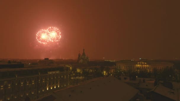 Video filmado por un dron de fuegos artificiales festivos sobre la ciudad de San Petersburgo por la noche en invierno, el Museo Ruso y la Iglesia catedral del Salvador en Blood, Peter y Paul Fortress — Vídeo de stock