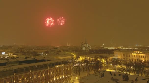 Video natočené dronem slavnostního ohňostroje nad městem Petrohrad v noci v zimě, Ruské muzeum a katedrála kostela Spasitele na krev, Peter a Paul pevnost — Stock video