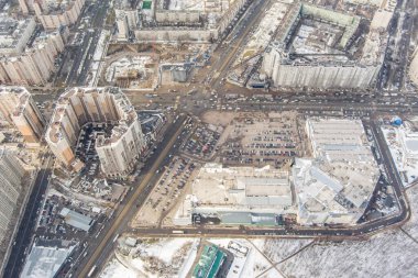 Metro istasyonu Pioneerskaya, Ispytateley Bulvarı ve Kolomyazhsky 'deki devasa kavşağın havadan görünüşü, büyük evler, alışveriş merkezleri, araba parkları.