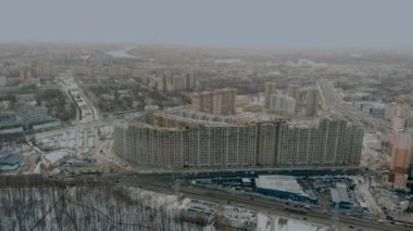Metro istasyonu Pioneerskaya, Ispytateley Bulvarı ve Bogatyrskiy yakınlarındaki büyük yerleşim alanının hava görüntüleri.