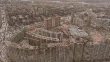 Metro istasyonu Pioneerskaya, Ispytateley Bulvarı ve Bogatyrskiy yakınlarındaki büyük yerleşim alanının hava görüntüleri.