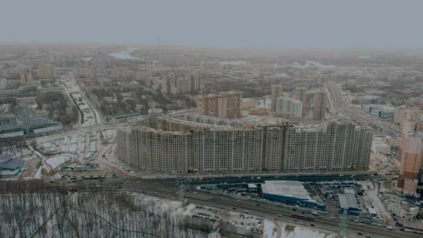 The aerial footage of construction of the huge residential quarter near subway station Pioneerskaya, Ispytateley Avenue and Bogatyrskiy, development, cityscape on a background — ストック動画