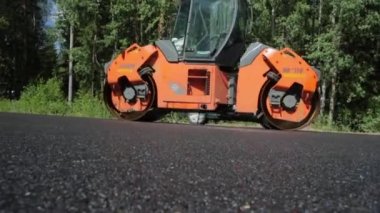 Rusya, St.Petersburg, 28 Haziran 2019: Yeni asfalt, özel arabalar, buz pateni pisti, ormandaki yol, yeşil ağaçlar, güneşli bir gün