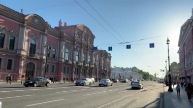 Rusya, St.Petersburg, 02 Haziran 2020: Covid-19 virüsü salgını sırasında Nevsky Prospect 'in mimarisi, Anichkov Sarayı ve köprüsü cephesi, ulaşım araçları, uzun gölgeler