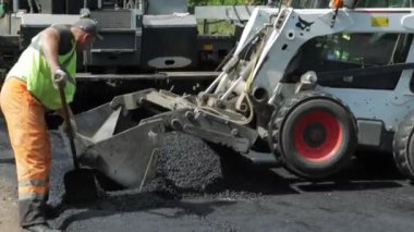 Rusya, St.Petersburg, 28 Haziran 2019: Yeni asfalt, özel arabalar, buz pateni pisti, ormandaki yol, yeşil ağaçlar, güneşli günler, işçiler, yeni asfalt yığınları 
