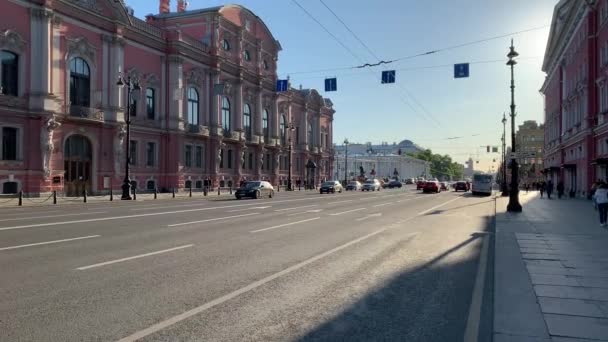 Rússia, São Petersburgo, 02 de junho de 2020: A arquitetura de Nevsky Prospect ao pôr do sol durante a pandemia do vírus Covid-19, fachada do Palácio e ponte de Anichkov, veículos de transporte, sombras longas — Vídeo de Stock