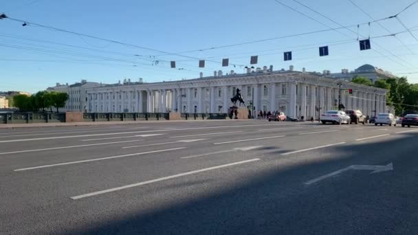俄罗斯圣彼得堡，2020年6月2日：著名的四匹马的Anichkov桥，Covid-19病毒大流行时的Nevsky Prospect建筑，交通工具，很长的阴影 — 图库视频影像