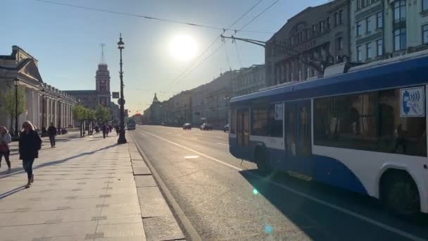 ロシア, St.Petersburg, 02 June 2020:ネフスキーとサドバヤの交差点、ウイルスのパンデミックの間の日没時のネフスキーの展望のアーキテクチャコヴィト-19 、ゴスティニーヤード、長い影 — ストック動画