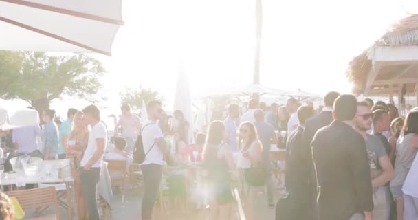 Prancis, Cannes, 19 Mei 2017: pesta di pantai dengan banyak orang, DJ ayah dari seorang tekno Carl Cox bermain di 4 meja putar, tangan ke atas, matahari terbenam, laut dan gunung di latar belakang — Stok Video