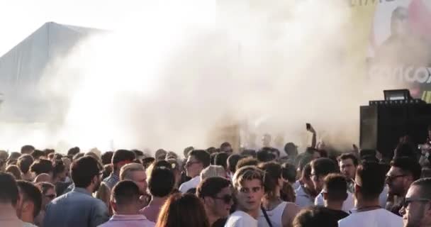 France, Cannes, 19 May 2017: the party on a beach with a lot of the people, the DJ the father of a techno Carl Cox plays on 4 turntables, hands up, sunset, sea and mountains on background — Stock Footage France, Cannes, 19 May 2017: the party on a beach with a lot of the people, the DJ the father of a techno Carl Cox plays on 4 turntables, hands up, sunset, sea and mountains on background Stock Video