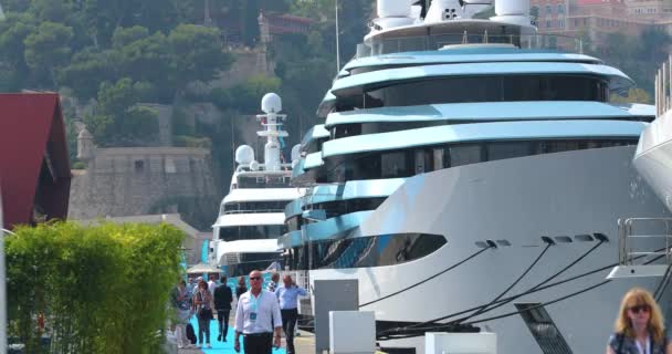 Monaco, Monte-Carlo, 28 Eylül 2017: Oceanco yat ve feadship yatlarının megası, Jubilee, Winner, Monako 'daki en büyük yat ve tekne sergisi, yat simsarları ve zengin müşteriler — Stok video