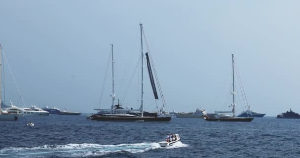 Yachts συμμετέχοντες του Yacht show σταθεί στο λιμάνι βρώμης-νιφάδες κατά μήκος της ακτής, αναμένοντας την προβολή των πελατών, μεσίτες και τους επισκέπτες μιας έκθεσης — Αρχείο Βίντεο