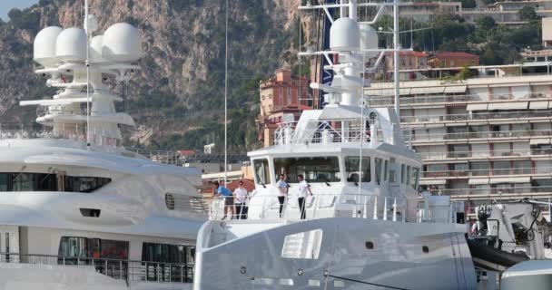 Monaco, Monte-Carlo, 29 settembre 2017: Il broker di yacht mostra lo yacht al ricco cliente in Yacht show, persone più ricche in gara, paesaggio urbano, megayacht, stand fieristici, espositori, miliardari — Video Stock