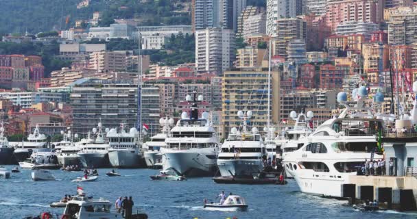 Monaco, Monte-Carlo, 28. September 2017: Die größte Ausstellung von Yachten und Booten in Monaco, Yachtmakler und reichste Kunden bei Ausschreibungen und Shuttlebooten, Schiffsverkehr — Stockvideo