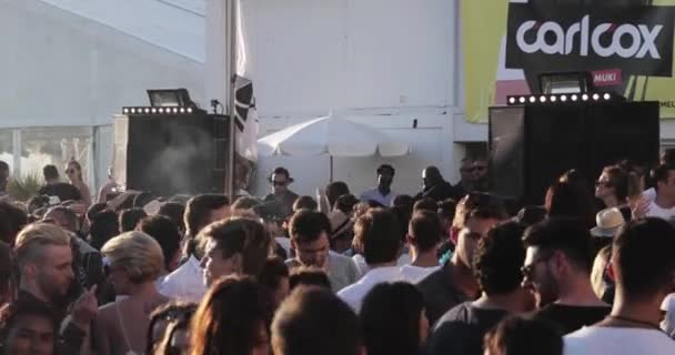 France, Cannes, 19 May 2017: the party on a beach with a lot of the people, the DJ the father of a techno Carl Cox plays on 4 turntables, hands up, sunset, sea and mountains on background — Stock Footage France, Cannes, 19 May 2017: the party on a beach with a lot of the people, the DJ the father of a techno Carl Cox plays on 4 turntables, hands up, sunset, sea and mountains on background Stock Footage