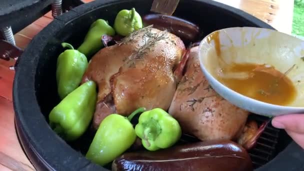 Утка в яйце гриль, утка с ароматной травой приправы, вокруг ложь овощи, баклажаны, зеленый перец выпекаются — стоковое видео