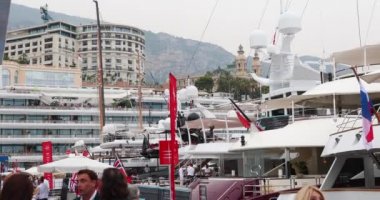 Monaco, Monte-Carlo, 28 Eylül 2017: Monako 'daki en büyük yat ve tekne sergisi, yat simsarları ve ihalelerdeki en zengin müşteriler onuruna yatlar yüksek sesle sinyaller veriyor
