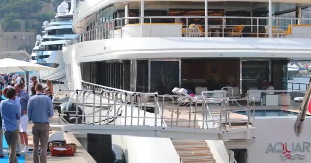 Monaco, Monte-Carlo, 27.09.2017: Найбільша виставкова яхта, MYS, човни довжиною понад 25 метрів, найбагатші люди з усього світу, цитарний пейзаж, тендери, невеликі човни, виставкові стенди, експонати — стокове відео