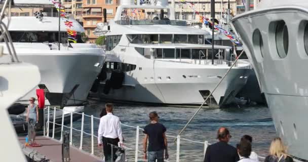 Monaco, Monte-Carlo, 28 Eylül 2017: Monako 'daki en büyük yat ve tekne sergisi, yat simsarları ve en zengin müşteriler ihaleler ve mekik tekneleri, tekne trafiği — Stok video
