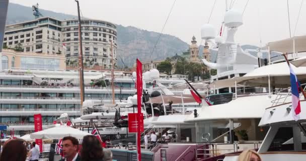 Monaco, Monte-Carlo, 28 Eylül 2017: Monako 'daki en büyük yat ve tekne sergisi, yat simsarları ve ihalelerdeki en zengin müşteriler onuruna yatlar yüksek sesle sinyaller veriyor — Stok video