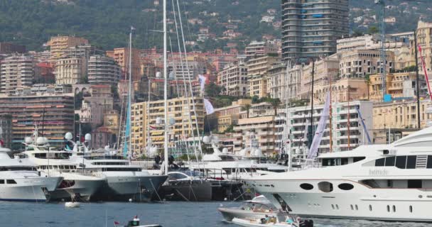 Monaco, Monte-Carlo, 28 September 2017: Den största utställningen av båtar och båtar i Monaco, yacht mäklare och rikaste kunder på anbud och skyttelbåtar, trafik med båtar — Stockvideo