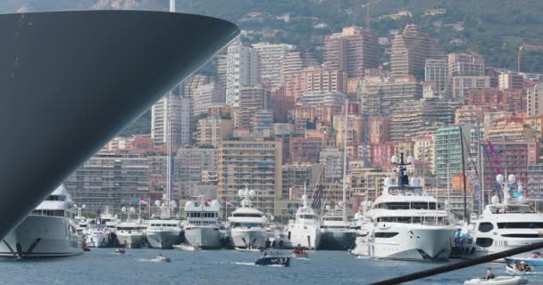 Monaco, Monte-Carlo, 28 settembre 2017: La più grande fiera di yacht e barche a Monaco, broker di yacht e clienti più ricchi su tender e navette, traffico di barche — Video Stock