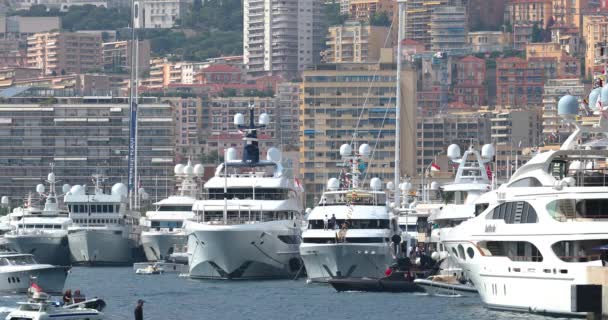 Monaco, Monte-Carlo, 28. September 2017: Die größte Ausstellung von Yachten und Booten in Monaco, Yachtmakler und reichste Kunden bei Ausschreibungen und Shuttlebooten, Schiffsverkehr — Stockvideo