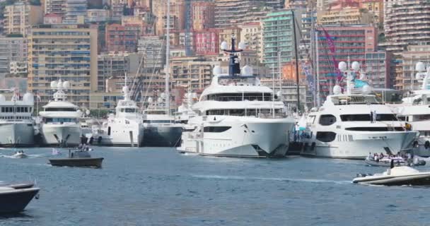 Monaco, Monte-Carlo, 28 Eylül 2017: Monako 'daki en büyük yat ve tekne sergisi, yat simsarları ve en zengin müşteriler ihaleler ve mekik tekneleri, tekne trafiği — Stok video