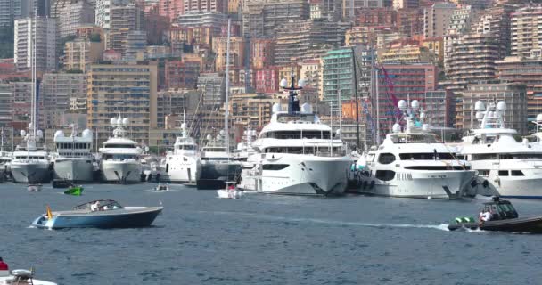 Monaco, Monte-Carlo, 28. September 2017: Die größte Ausstellung von Yachten und Booten in Monaco, Yachtmakler und reichste Kunden bei Ausschreibungen und Shuttlebooten, Schiffsverkehr — Stockvideo